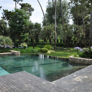 Idee per un'ampia piscina a sfioro infinito minimal rettangolare con pedane