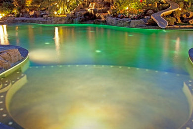 Imagen de piscina natural grande en patio trasero