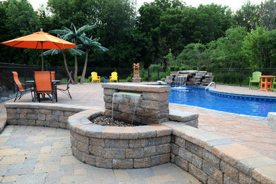 Ejemplo de piscina con fuente alargada clásica renovada de tamaño medio a medida en patio trasero