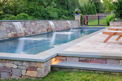 Стильный дизайн: прямоугольный бассейн в стиле неоклассика (современная классика) с фонтаном - последний тренд