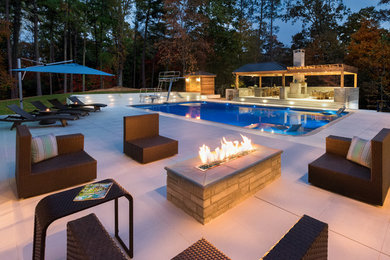 Пример оригинального дизайна: большой прямоугольный бассейн в современном стиле с покрытием из плитки и домиком у бассейна