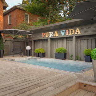 Idee per una grande piscina monocorsia costiera rettangolare dietro casa con una vasca idromassaggio e pedane