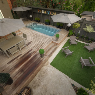 Foto di una grande piscina monocorsia costiera rettangolare dietro casa con una vasca idromassaggio e pedane
