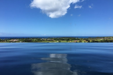 Mittelgroßer Pool hinter dem Haus in rechteckiger Form mit Dielen in Hawaii