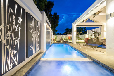アデレードにある高級な中くらいなコンテンポラリースタイルのおしゃれな裏庭プールの写真