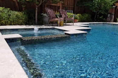 Imagen de piscinas y jacuzzis alargados tradicionales renovados grandes a medida en patio trasero con losas de hormigón