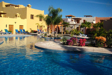 Imagen de casa de la piscina y piscina natural mediterránea de tamaño medio a medida en patio con suelo de baldosas