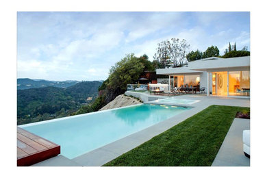 Inspiration for a modern backyard infinity pool remodel in Los Angeles
