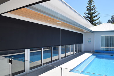 На фото: бассейн в стиле модернизм с покрытием из плитки с
