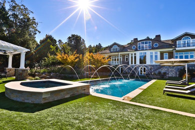 サンフランシスコにある高級な中くらいなトラディショナルスタイルのおしゃれな裏庭プール (噴水、天然石敷き) の写真