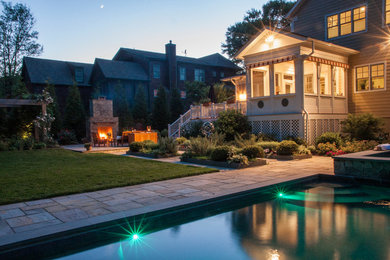 Стильный дизайн: прямоугольный бассейн на заднем дворе в классическом стиле с джакузи и покрытием из каменной брусчатки - последний тренд