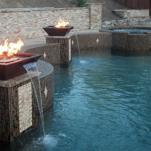 Moderner Schwimmteich hinter dem Haus in individueller Form mit Wasserspiel und Stempelbeton in San Francisco