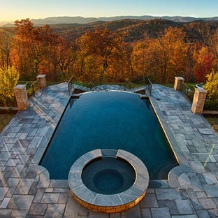 Diseño de piscinas y jacuzzis alargados, rústicos, de tamaño medio, rectangulares, en patio trasero, con adoquines de piedra natural
