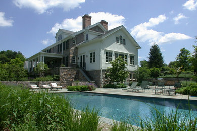 Modelo de piscina alargada tradicional rectangular en patio trasero