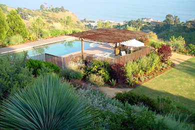 Стильный дизайн: большой прямоугольный, естественный бассейн на заднем дворе в стиле модернизм с покрытием из бетонных плит и джакузи - последний тренд