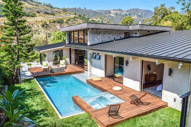 Diseño de piscinas y jacuzzis alargados modernos grandes rectangulares en patio trasero con entablado