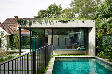 Großer Moderner Schwimmteich hinter dem Haus in rechteckiger Form mit Natursteinplatten in Melbourne