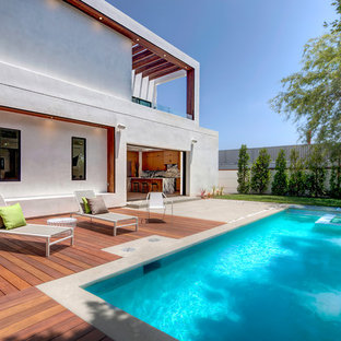Esempio di una piscina monocorsia minimalista rettangolare dietro casa e di medie dimensioni con fontane e pedane