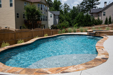 Immagine di una piscina american style di medie dimensioni