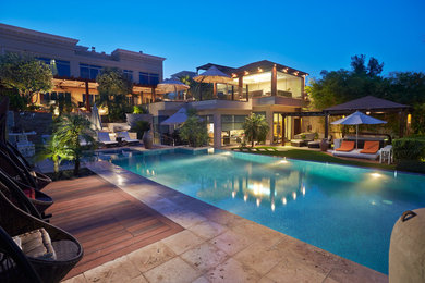 Imagen de casa de la piscina y piscina alargada mediterránea de tamaño medio rectangular en patio trasero con adoquines de piedra natural