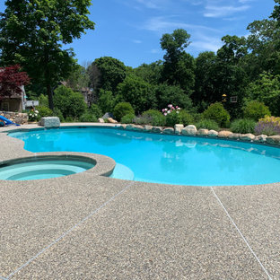 Idee per un'ampia piscina naturale classica personalizzata dietro casa con pedane