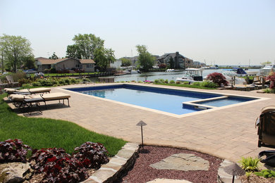 Imagen de piscina tradicional renovada grande rectangular en patio trasero