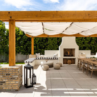 Ispirazione per una grande piscina naturale minimal dietro casa con paesaggistica bordo piscina e pavimentazioni in cemento