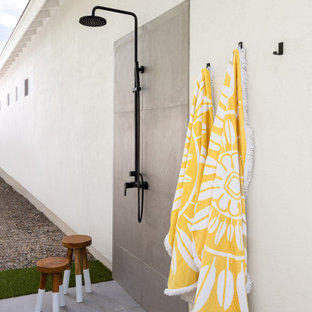 Großer Moderner Schwimmteich hinter dem Haus mit Pool-Gartenbau und Betonplatten in Phoenix