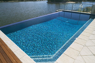 Réalisation d'une piscine hors-sol et arrière minimaliste rectangle.