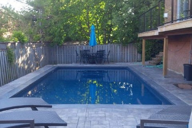Foto de piscina actual pequeña rectangular en patio trasero con suelo de hormigón estampado