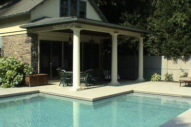 Diseño de casa de la piscina y piscina alargada clásica de tamaño medio a medida en patio trasero con losas de hormigón