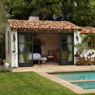 Esempio di una piscina mediterranea rettangolare dietro casa con una dépendance a bordo piscina