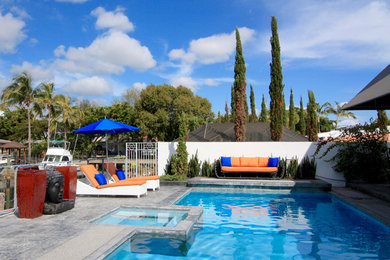 Foto de piscinas y jacuzzis alargados minimalistas a medida en patio trasero