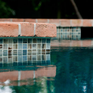 Modelo de piscinas y jacuzzis alargados, retro, de tamaño medio, rectangulares, en patio trasero, con adoquines de ladrillo