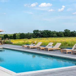 Esempio di una piscina monocorsia country rettangolare dietro casa con pedane
