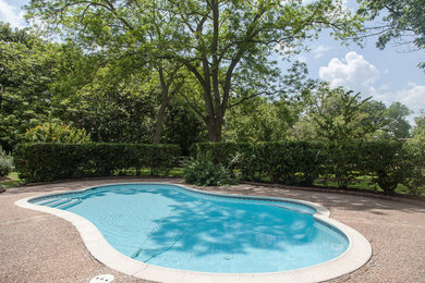 Foto de piscina de estilo de casa de campo en patio trasero