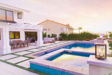Diseño de piscinas y jacuzzis naturales actuales grandes rectangulares en patio trasero con adoquines de hormigón