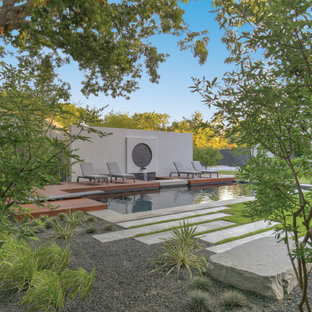 Idee per una piscina naturale minimalista rettangolare dietro casa con fontane e pedane