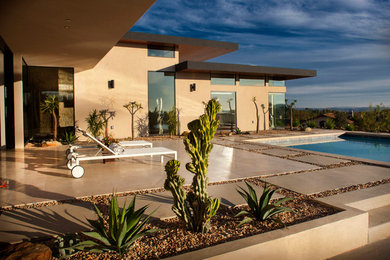 Exemple d'une piscine sud-ouest américain.