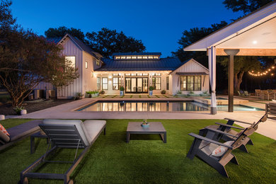 Diseño de piscina contemporánea grande rectangular en patio trasero