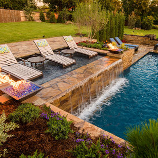 Mittelgroßes Modernes Sportbecken hinter dem Haus in rechteckiger Form mit Wasserspiel und Natursteinplatten in Oklahoma City