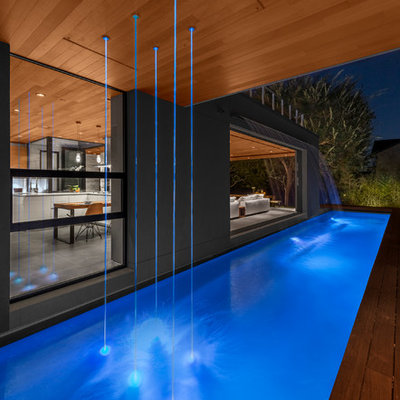 Example of a trendy lap pool fountain design in Los Angeles