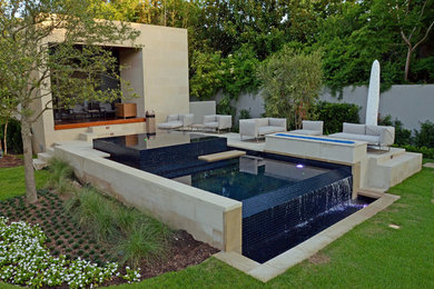 Imagen de piscina con fuente infinita moderna pequeña rectangular en patio trasero con suelo de baldosas