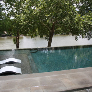 Mittelgroßer, Gefliester Moderner Pool hinter dem Haus in rechteckiger Form in Austin