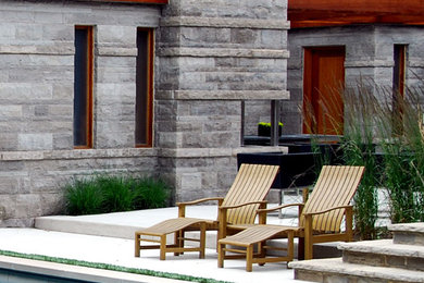 Idéer för en mellanstor modern pool på baksidan av huset, med poolhus