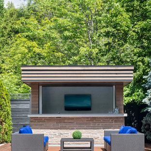 Immagine di una piscina monocorsia design rettangolare di medie dimensioni e dietro casa con fontane e pedane