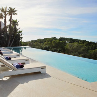 Imagen de piscina infinita, contemporánea, rectangular, en patio trasero