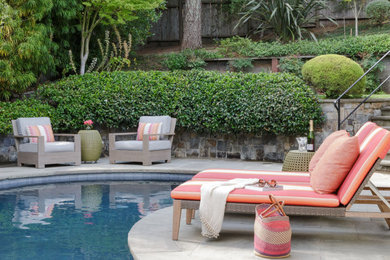 Modelo de piscina moderna de tamaño medio a medida en patio con paisajismo de piscina