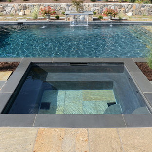 Imagen de piscinas y jacuzzis clásicos, de tamaño medio, rectangulares, en patio trasero, con adoquines de piedra natural