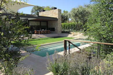 Diseño de piscinas y jacuzzis alargados minimalistas de tamaño medio rectangulares en patio trasero con adoquines de piedra natural